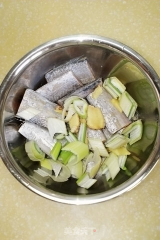 剁椒蒸带鱼的做法步骤：3