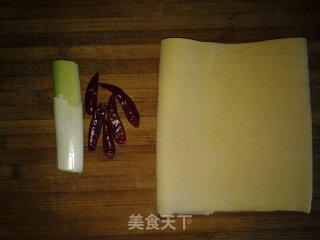 玛格莱特炝拌干豆腐的做法步骤：1