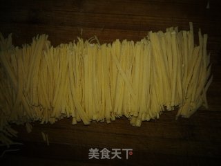 玛格莱特炝拌干豆腐的做法步骤：2