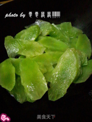 青笋炒洋葱——健康快手菜的做法步骤：4