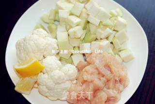 泰式绿咖喱鸡的做法步骤：1