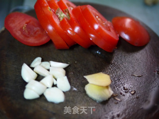 脆鲩鱼腩番茄汤的做法步骤：2