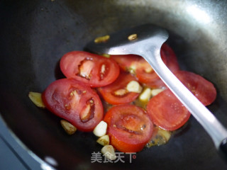 脆鲩鱼腩番茄汤的做法步骤：3