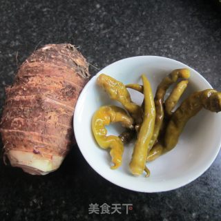酸辣椒蒸芋头的做法步骤：1