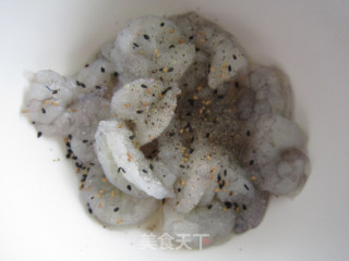 在家做出饭店水准的---软炸虾仁的做法步骤：2