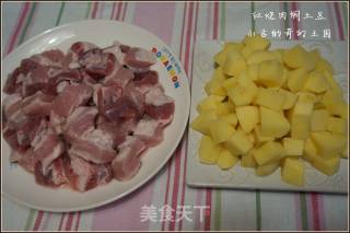 红烧肉焖土豆的做法步骤：1