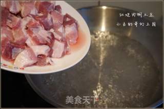 红烧肉焖土豆的做法步骤：2