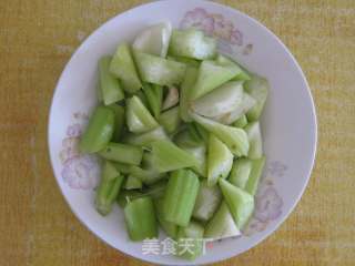 豆鼓拌西芹的做法步骤：2