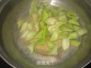 豆鼓拌西芹的做法步骤：4