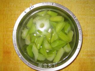 豆鼓拌西芹的做法步骤：5