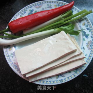 辣炒鱼香豆腐丝的做法步骤：1