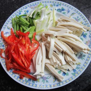 辣炒鱼香豆腐丝的做法步骤：2