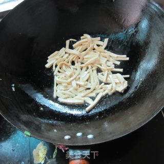 辣炒鱼香豆腐丝的做法步骤：4