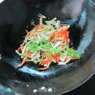 辣炒鱼香豆腐丝的做法步骤：6