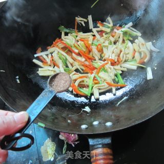 辣炒鱼香豆腐丝的做法步骤：8