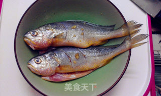 葱烧陈皮小黄鱼的做法步骤：1