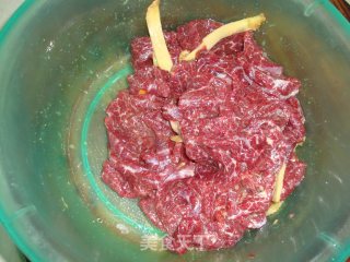 铁板牛肉的做法步骤：1