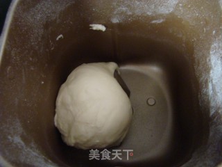 沙拉酱肉松面包卷的做法步骤：1