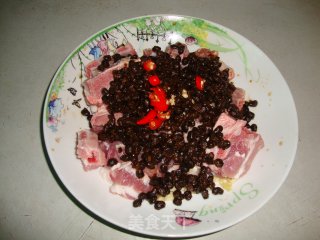 【豆豉蒸排骨】----简单又下饭的家常菜的做法步骤：1