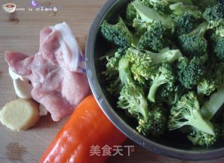 西兰花炒肉的做法步骤：1