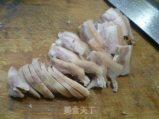 蒜薹炒猪头肉的做法步骤：2