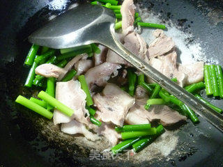 蒜薹炒猪头肉的做法步骤：5