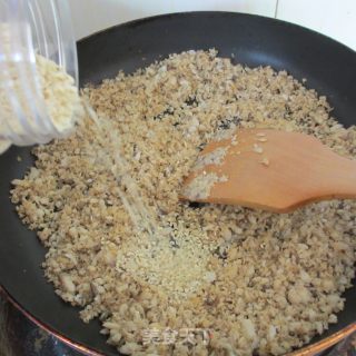 为不爱吃鱼的孩子准备的---沙拉鱼松包的做法步骤：4