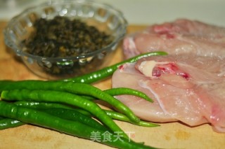 青椒鸡米芽菜的做法步骤：1