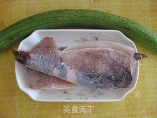 丝瓜炒鱿鱼的做法步骤：1