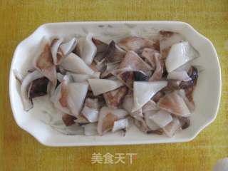 丝瓜炒鱿鱼的做法步骤：2