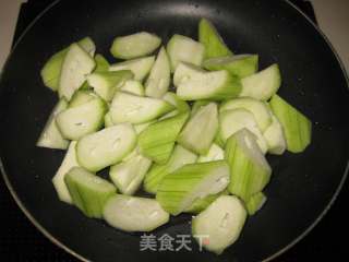 丝瓜炒鱿鱼的做法步骤：4