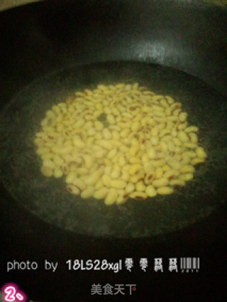 青笋萝卜炒黄豆的做法步骤：2