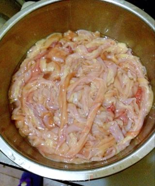 青椒炒鸭肠的做法步骤：1