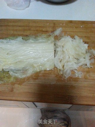 五花肉炖酸菜的做法步骤：1