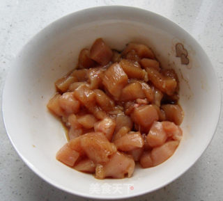 青椒炒鸡丁的做法步骤：3