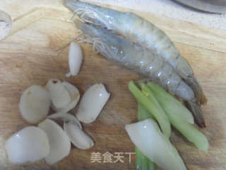 西芹百合炒虾仁的做法步骤：1