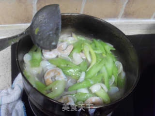 西芹百合炒虾仁的做法步骤：4