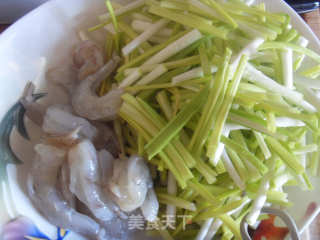 蒜苗虾球的做法步骤：2
