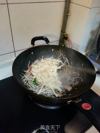 豆皮炒银芽的做法步骤：3