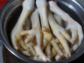 女人养生汤—滋补药材泡凤爪的做法步骤：1