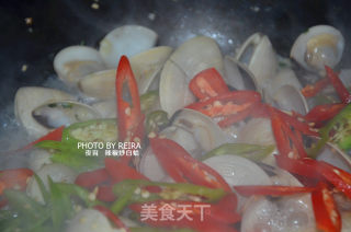 双椒炒白蛤的做法步骤：3