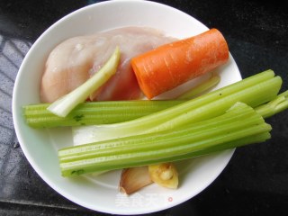 西芹鸡枊的做法步骤：1