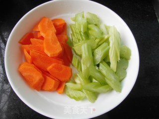 西芹鸡枊的做法步骤：2