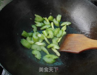 西芹鸡枊的做法步骤：5
