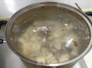 芸豆莲藕玉米排骨汤的做法步骤：4
