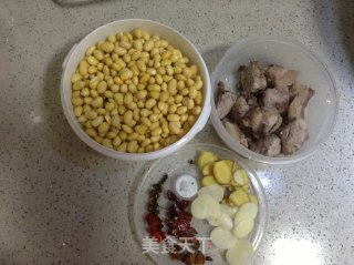 黄豆烧排骨的做法步骤：1