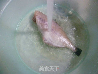 平菇烧橡皮鱼的做法步骤：2