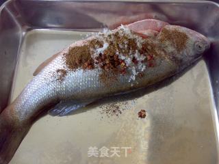 花椒咸鲈鱼的做法步骤：2