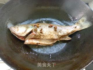 花椒咸鲈鱼的做法步骤：5