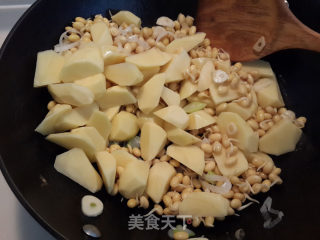 土豆炖黄豆嘴的做法步骤：6
